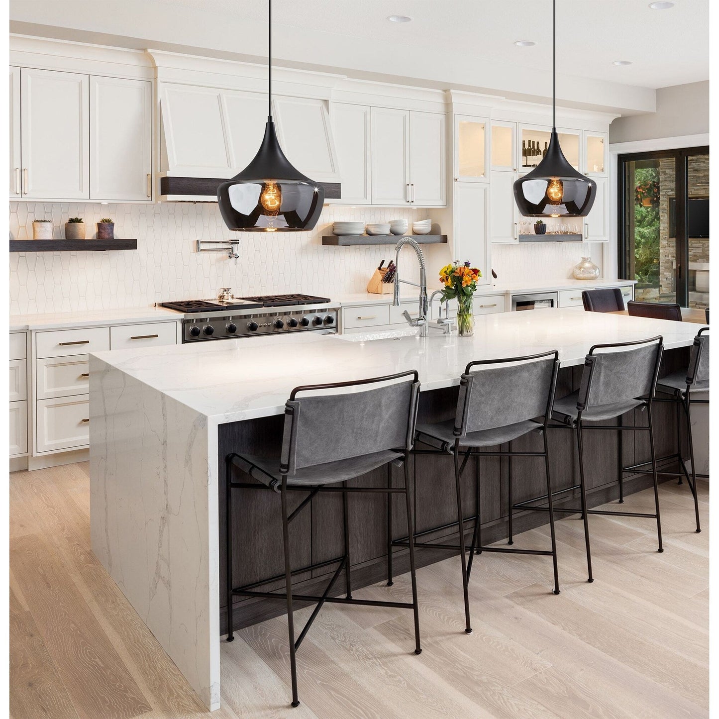 Lampe suspendue Eliza en noir ou en acier de Adesso