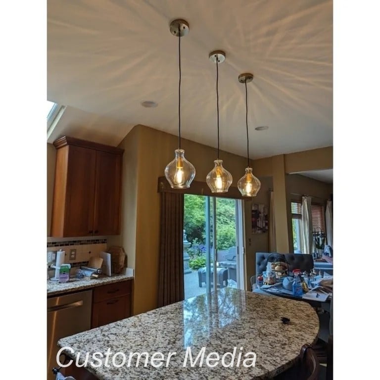 Suspension en laiton Coria, style moderne du milieu du siècle, 1 lumière, lampe d'îlot de cuisine chic, abat-jour cannelé, salle à manger.