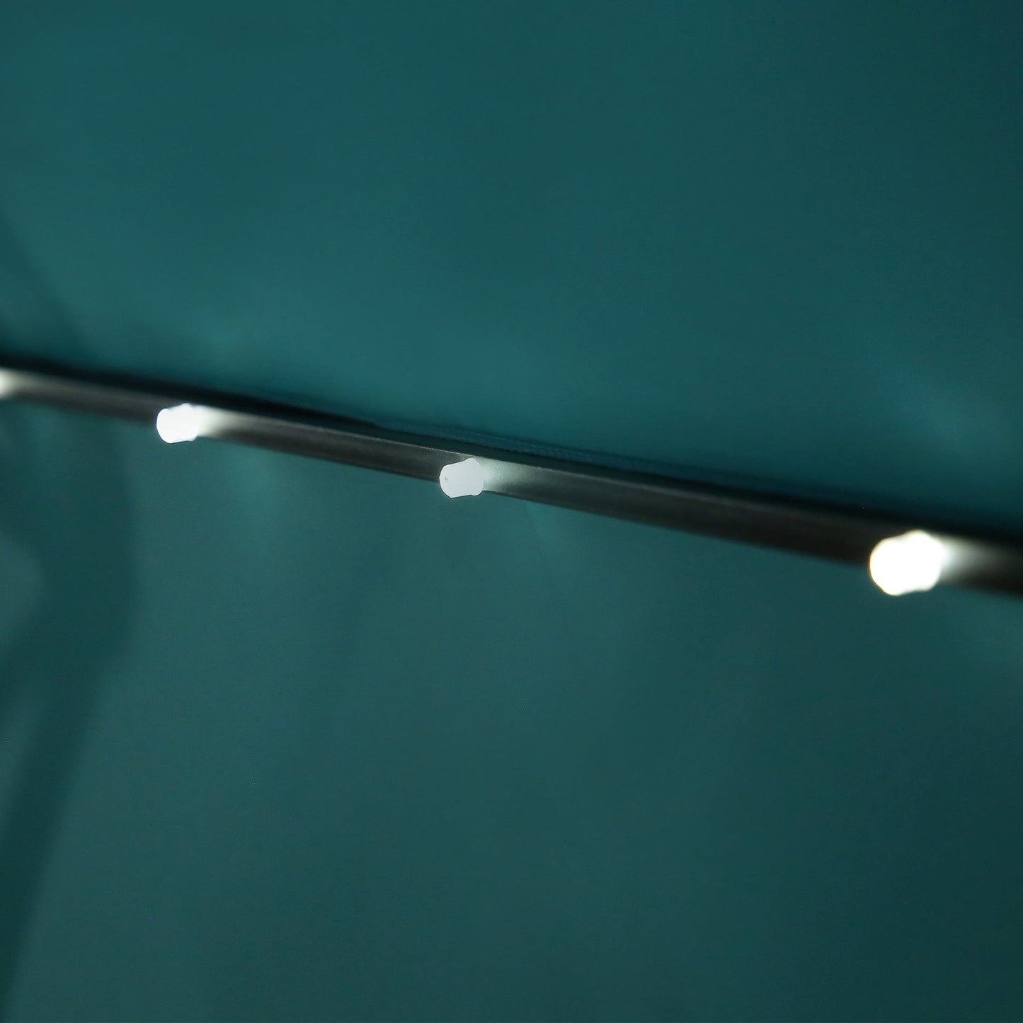 Parasol de terrasse à éclairage solaire de 3 mètres avec pied de support.