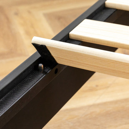 Cadre de lit plateforme en bois massif classique de 16 pouces, disponible en plusieurs finitions.