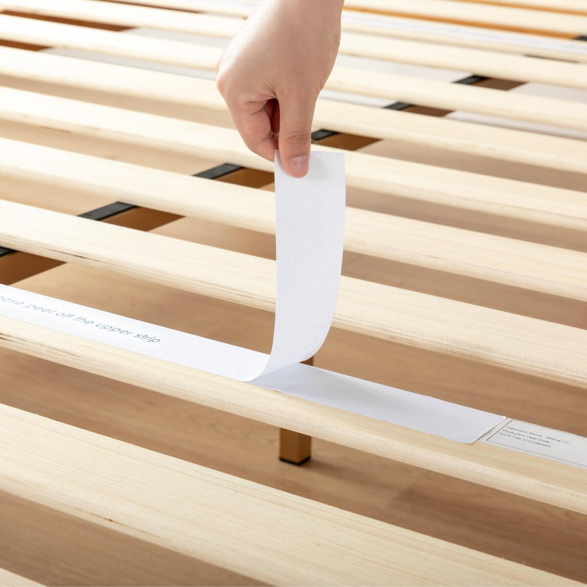 Cadre de lit plateforme en bois massif classique de 16 pouces, disponible en plusieurs finitions.