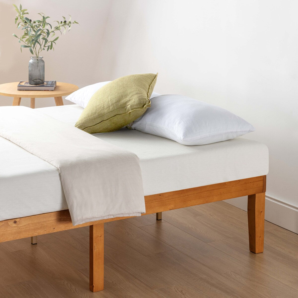 Cadre de lit plateforme en bois massif classique de 16 pouces, disponible en plusieurs finitions.