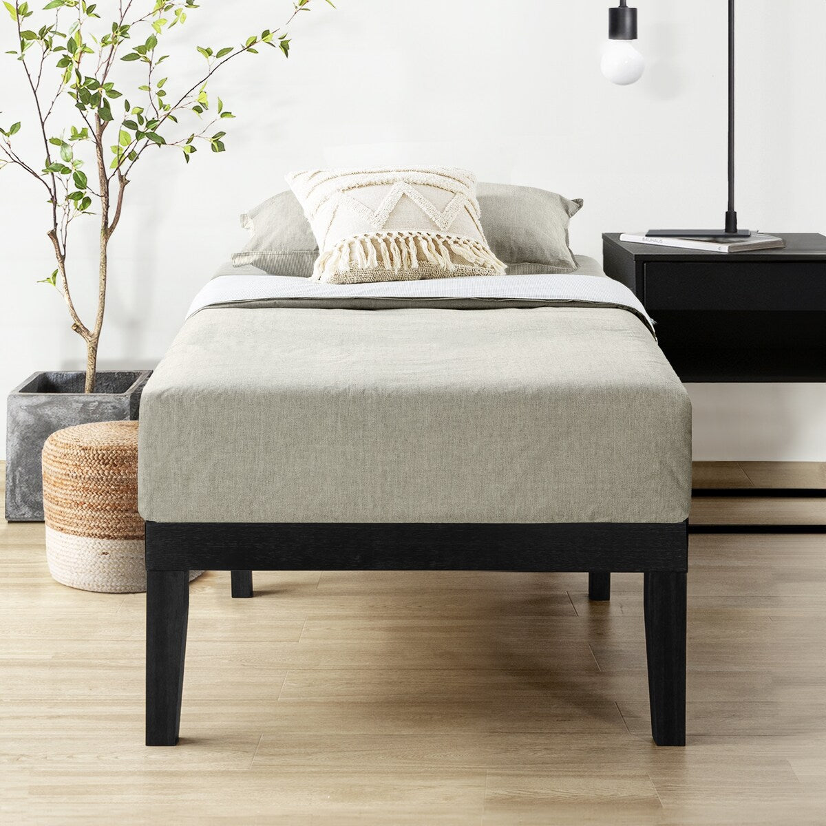 Cadre de lit plateforme en bois massif classique de 16 pouces, disponible en plusieurs finitions.