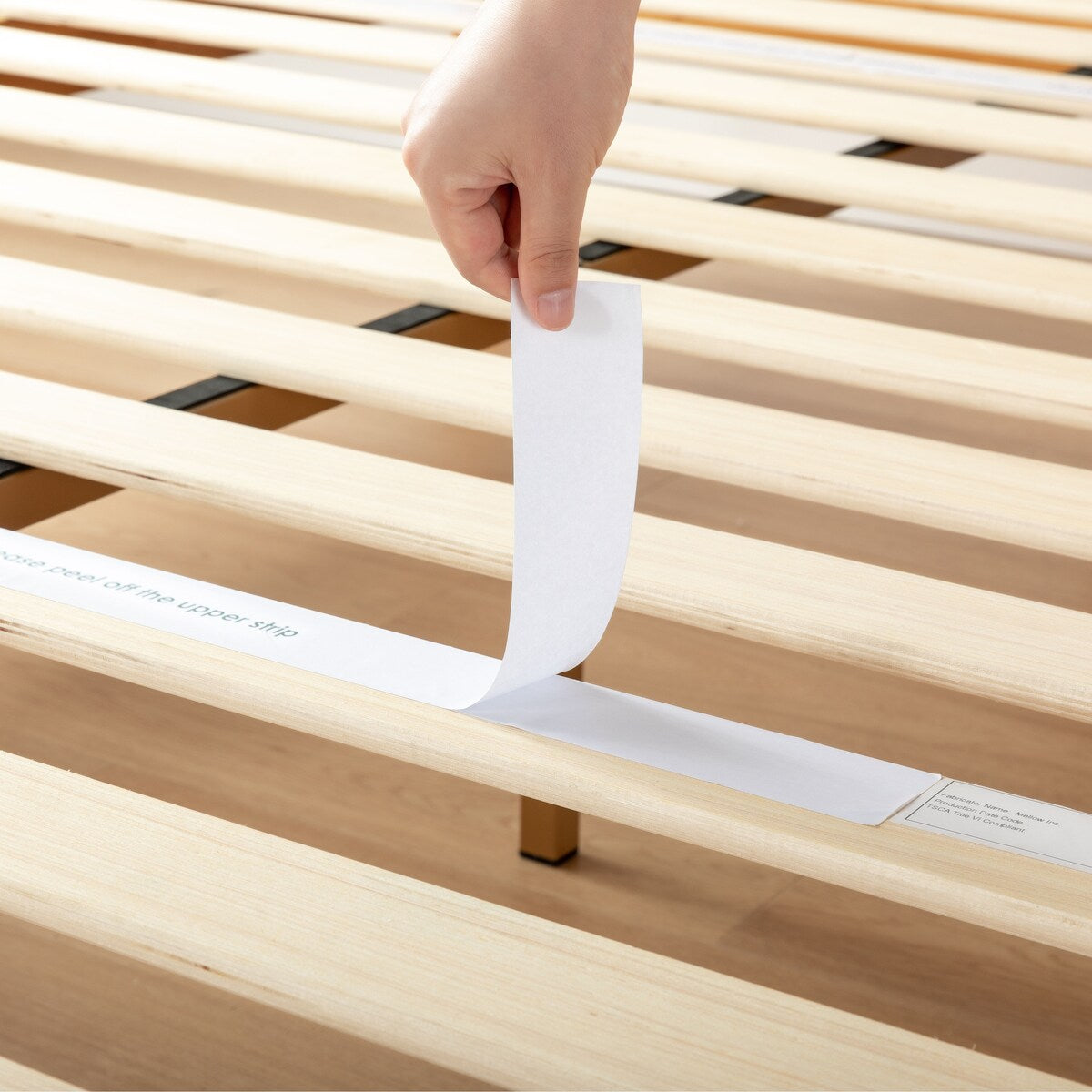 Cadre de lit plateforme en bois massif classique de 16 pouces, disponible en plusieurs finitions.