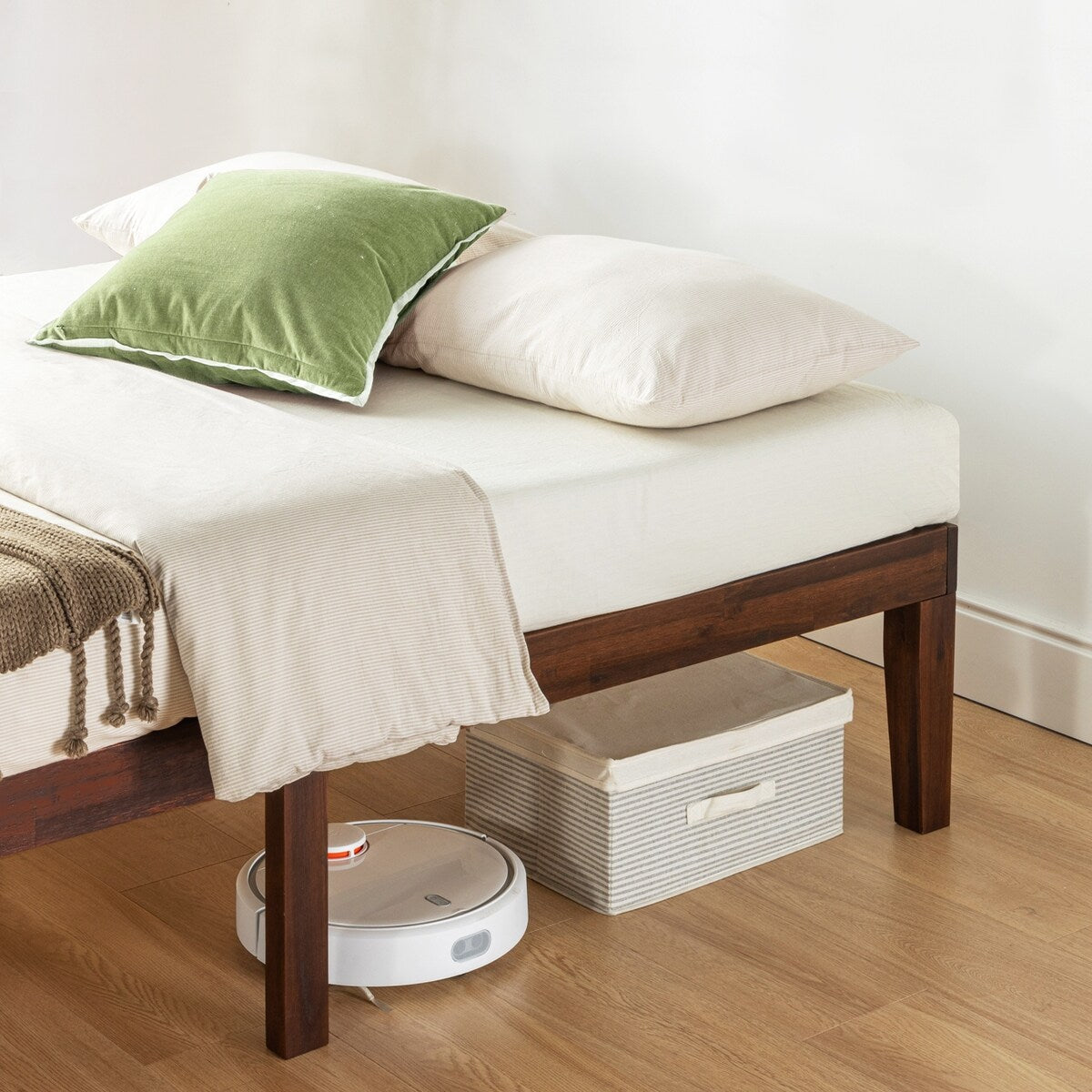 Cadre de lit plateforme en bois massif classique de 16 pouces, disponible en plusieurs finitions.