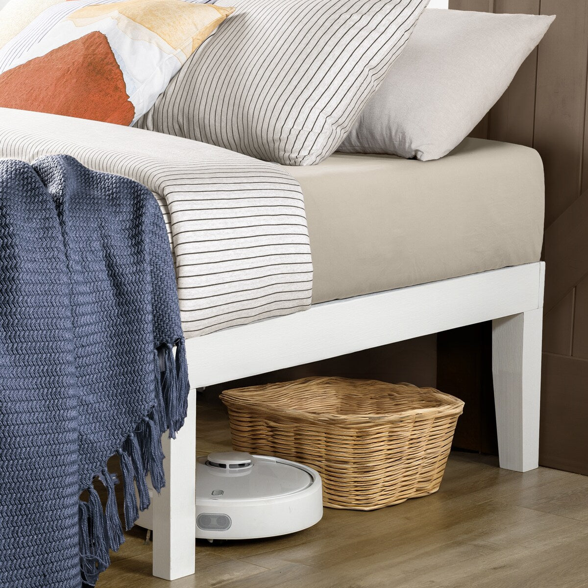 Cadre de lit plateforme en bois massif classique de 16 pouces, disponible en plusieurs finitions.