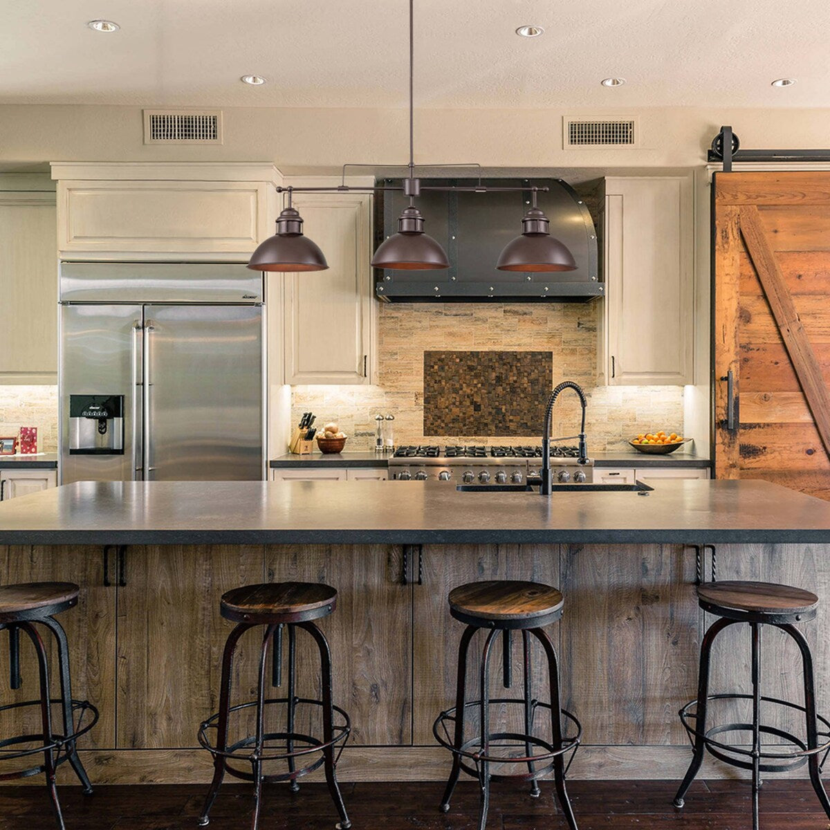 Suspension à 3 lumières style industriel et champêtre, forme de dôme, en métal, pour îlot de cuisine, finition bronze huilé.