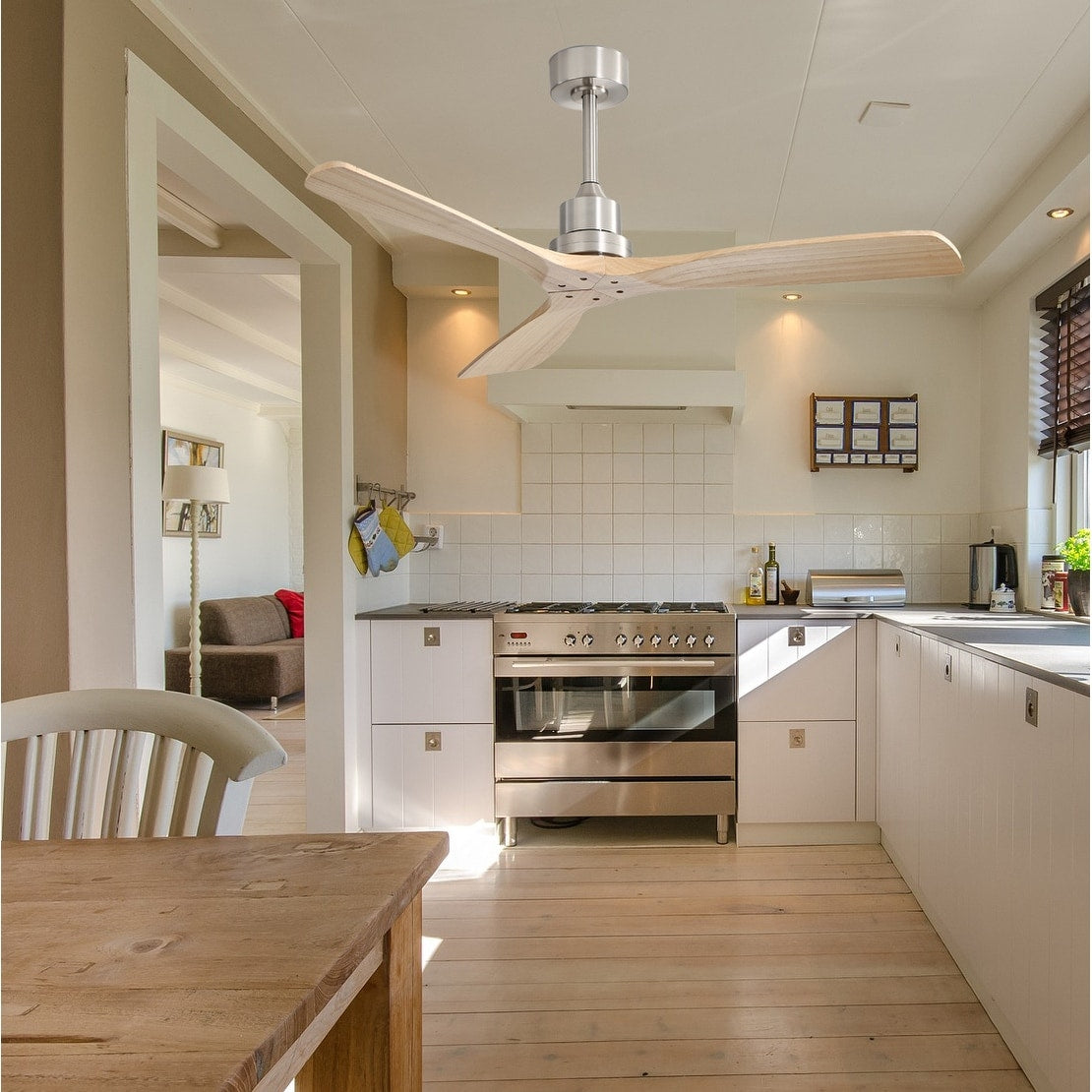 Ventilateur de plafond moderne de 52 pouces en bois massif/ABS avec télécommande (sans éclairage), 6 vitesses de ventilation, flux d'air réversible.