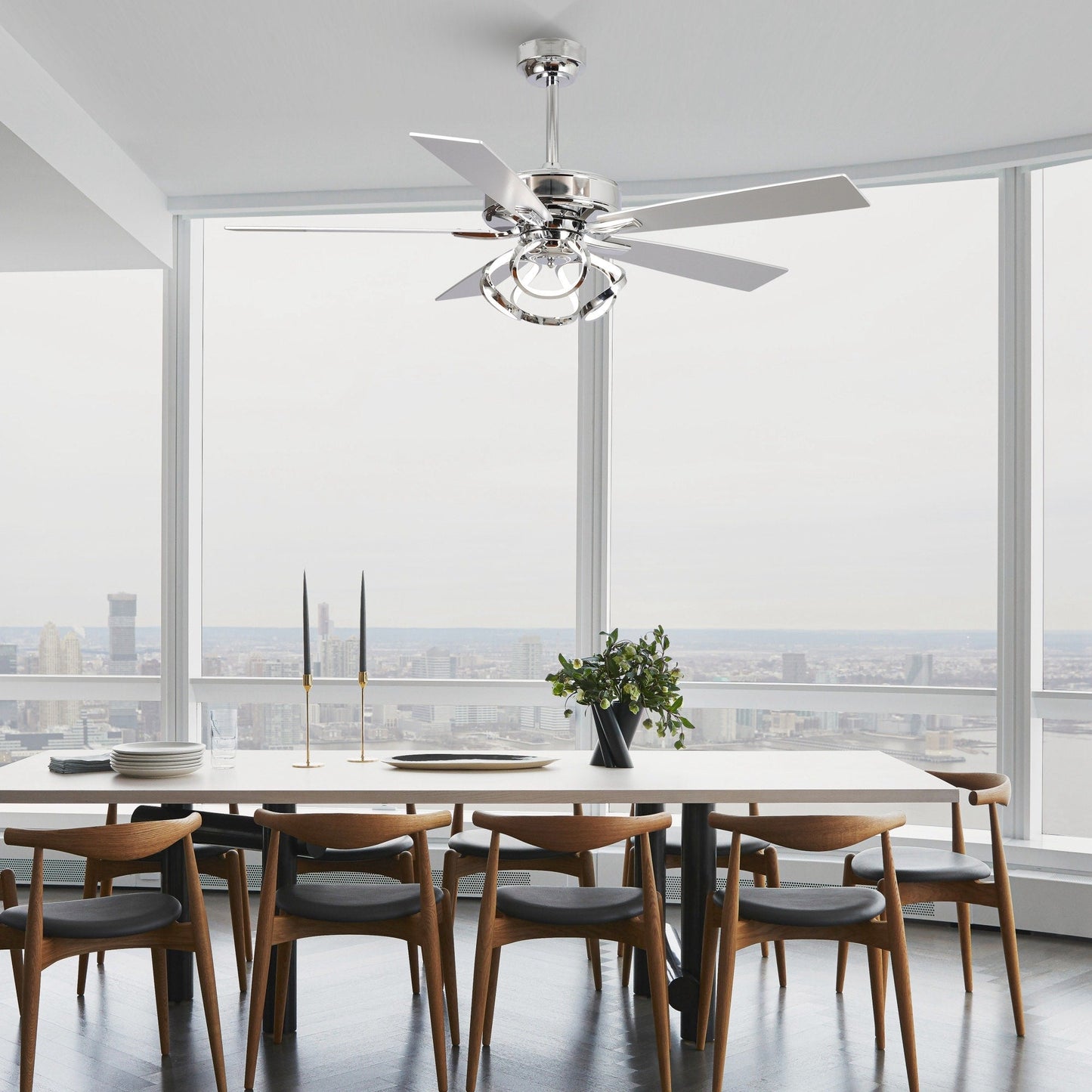 Ventilateur de plafond LED intérieur moderne de 52 pouces à 52 cm, chromé/noir, avec éclairage et télécommande, intensité variable.