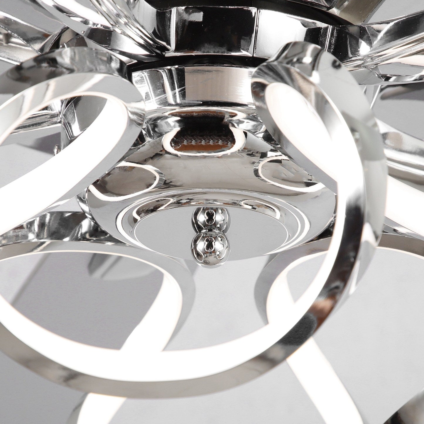 Ventilateur de plafond LED intérieur moderne de 52 pouces à 52 cm, chromé/noir, avec éclairage et télécommande, intensité variable.