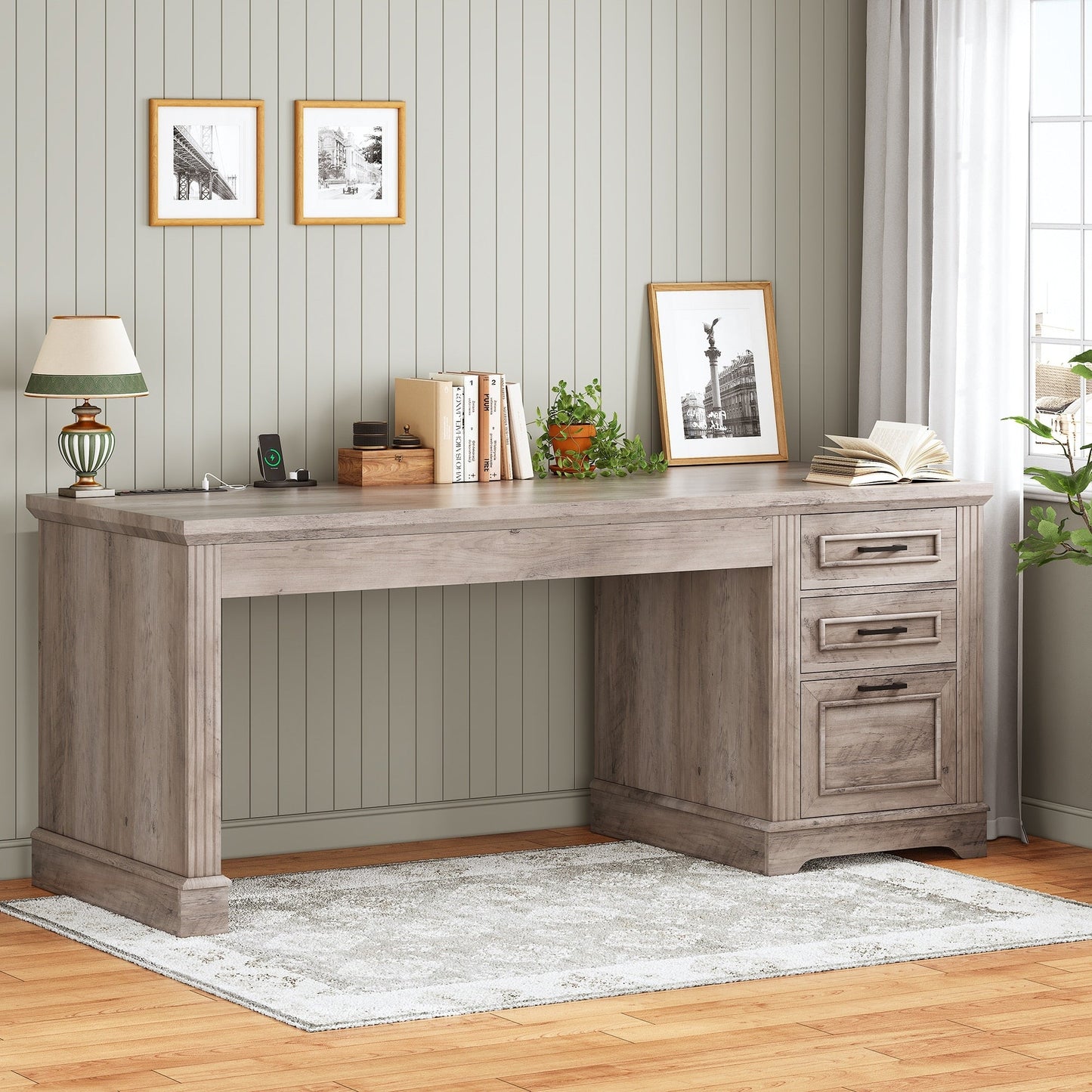 Bureau de direction style farmhouse, bureau de travail à domicile, avec tiroir à dossiers, support pour écran et prise de courant.