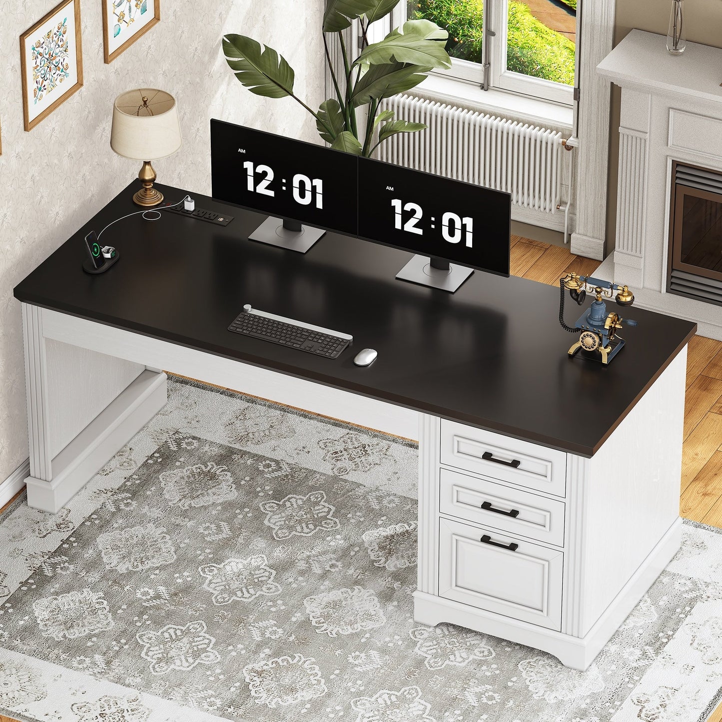 Bureau de direction style farmhouse, bureau de travail à domicile, avec tiroir à dossiers, support pour écran et prise de courant.