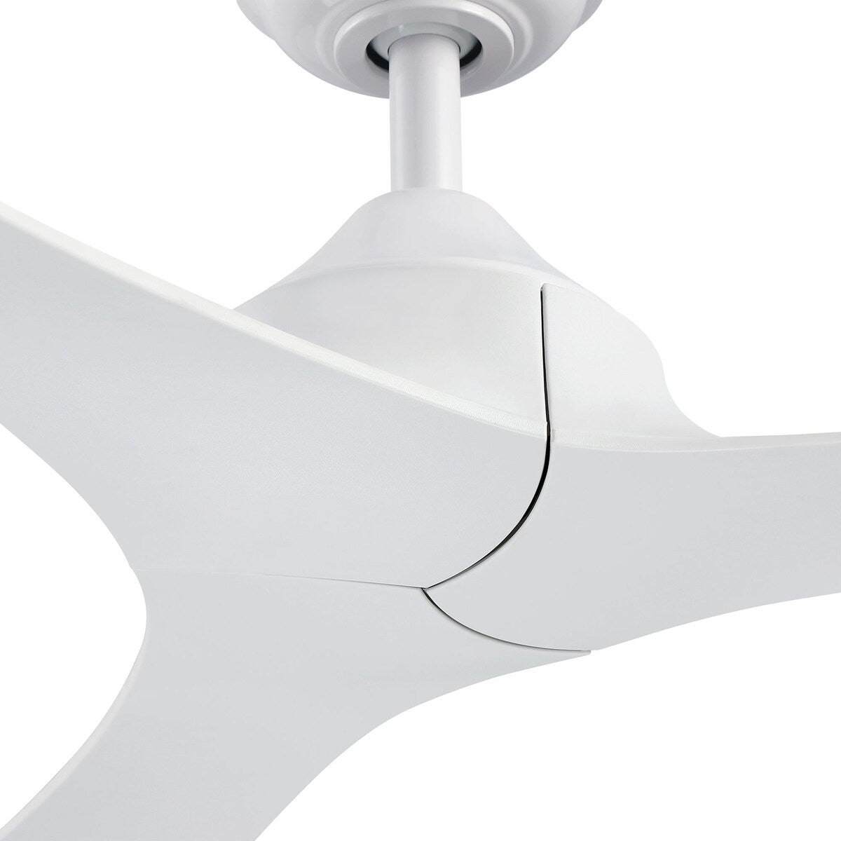 Ventilateur de plafond à 56 pouces, moderne, noir, à 3 pales, avec moteur à courant continu et télécommande.