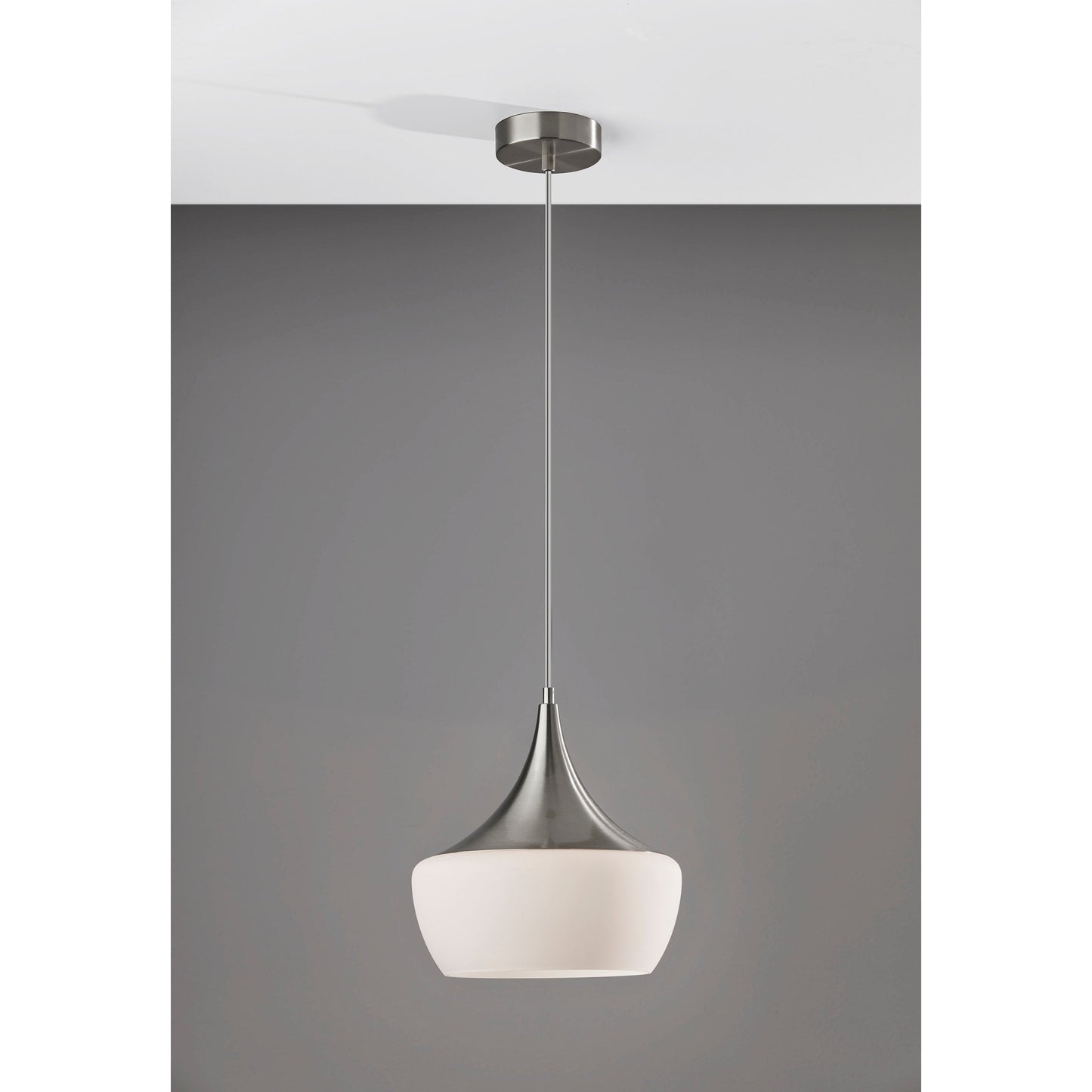 Lampe suspendue Eliza en noir ou en acier de Adesso