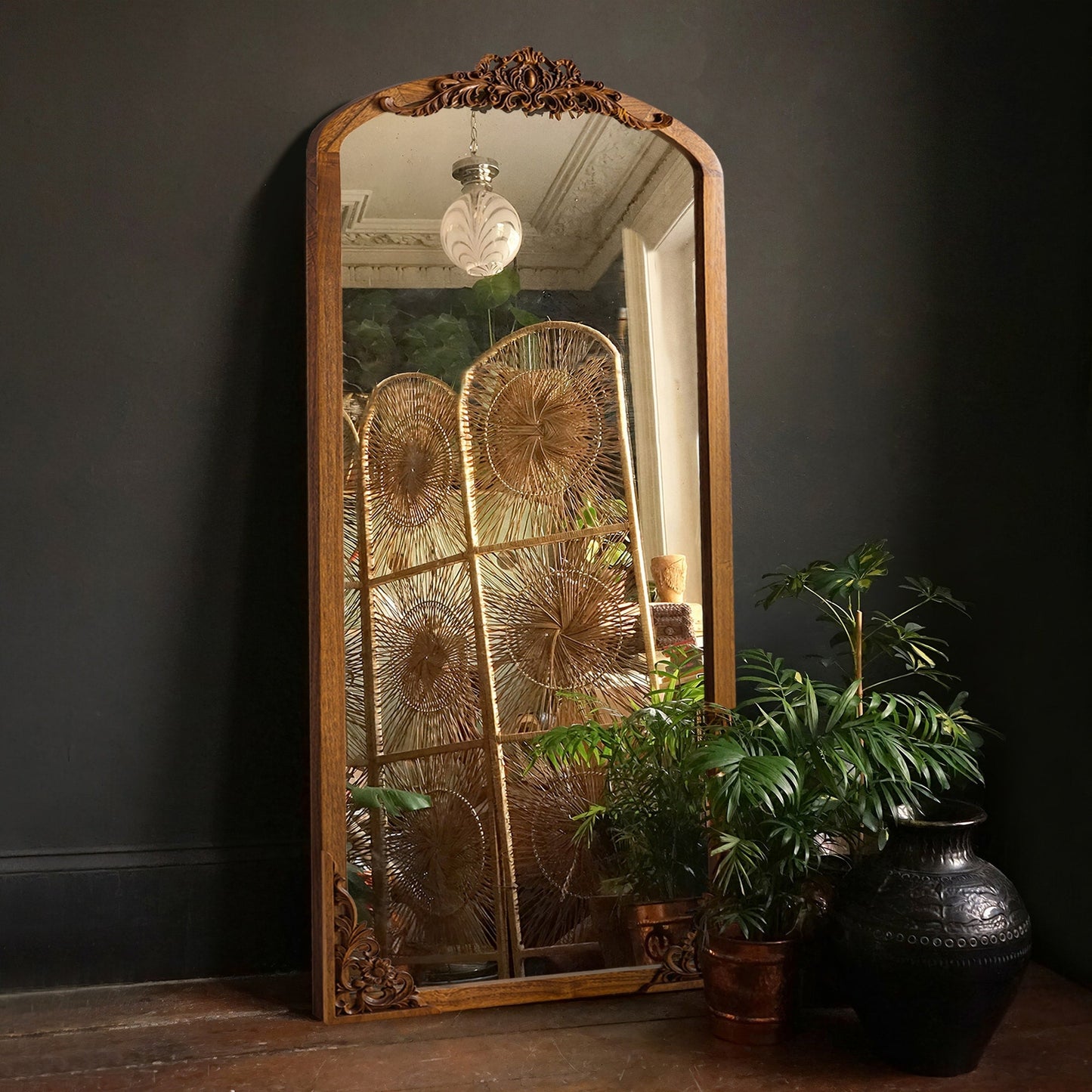 Grand miroir de sol en bois massif sculpté avec arche