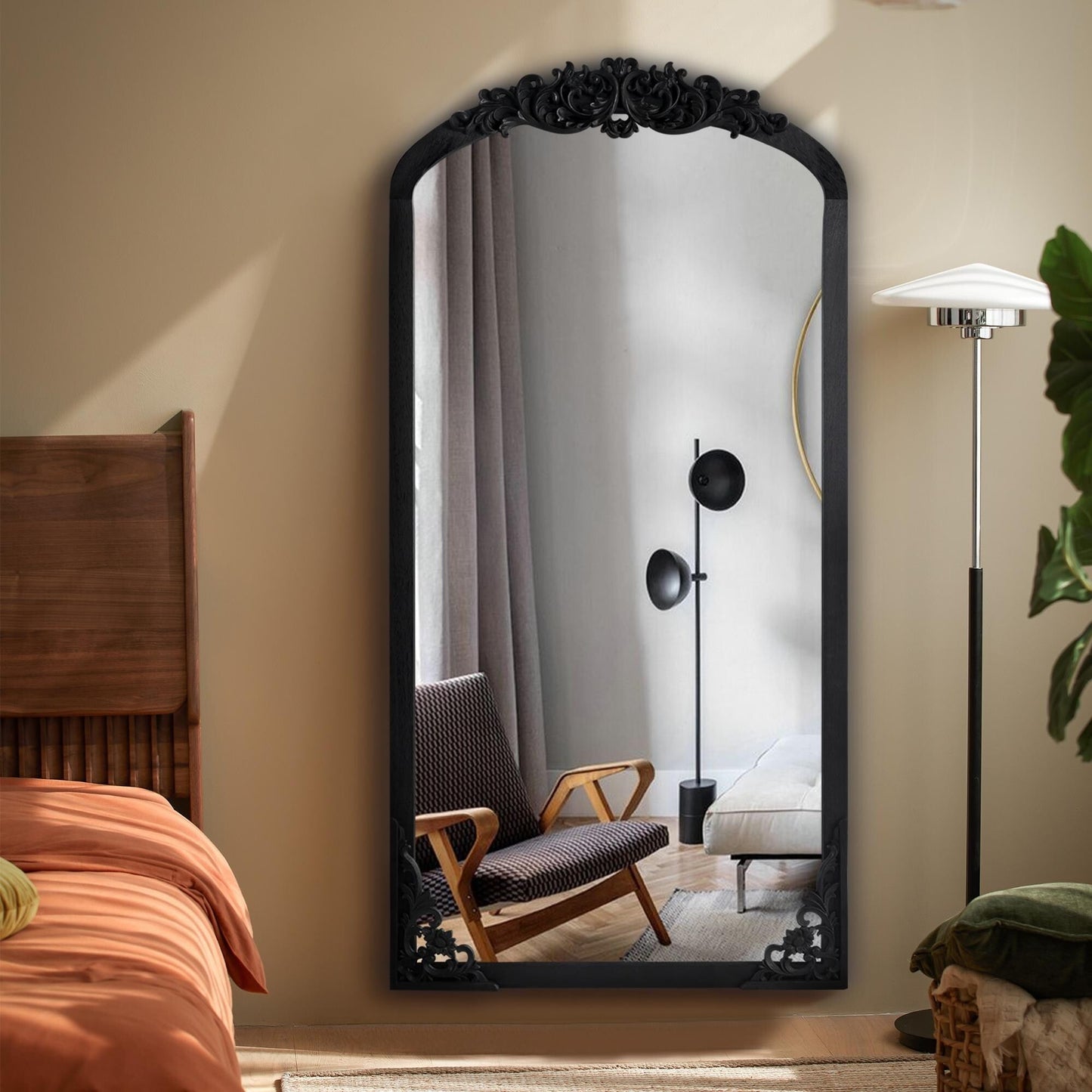 Grand miroir de sol en bois massif sculpté avec arche