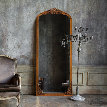 Grand miroir de sol en bois massif sculpté avec arche