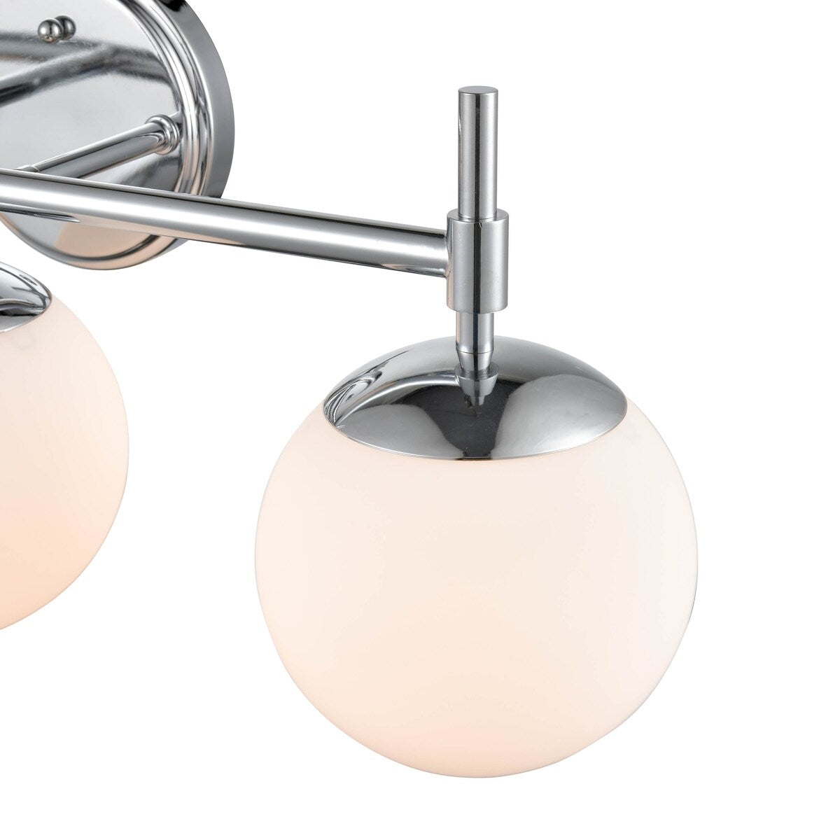 929 Lighting Lustre de salle de bain à 3 lumières, disponible en plusieurs finitions avec abat-jours en verre opale.