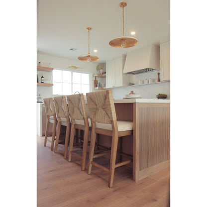 Tabouret de bar Beacon Bohemian Boucle, chaise de comptoir rembourrée avec cadre en bois massif et dossier en jonc tressé.