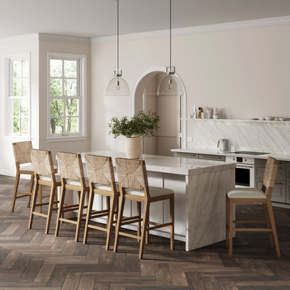 Tabouret de bar Beacon Bohemian Boucle, chaise de comptoir rembourrée avec cadre en bois massif et dossier en jonc tressé.
