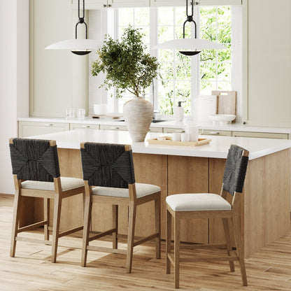 Tabouret de bar Beacon Bohemian Boucle, chaise de comptoir rembourrée avec cadre en bois massif et dossier en jonc tressé.