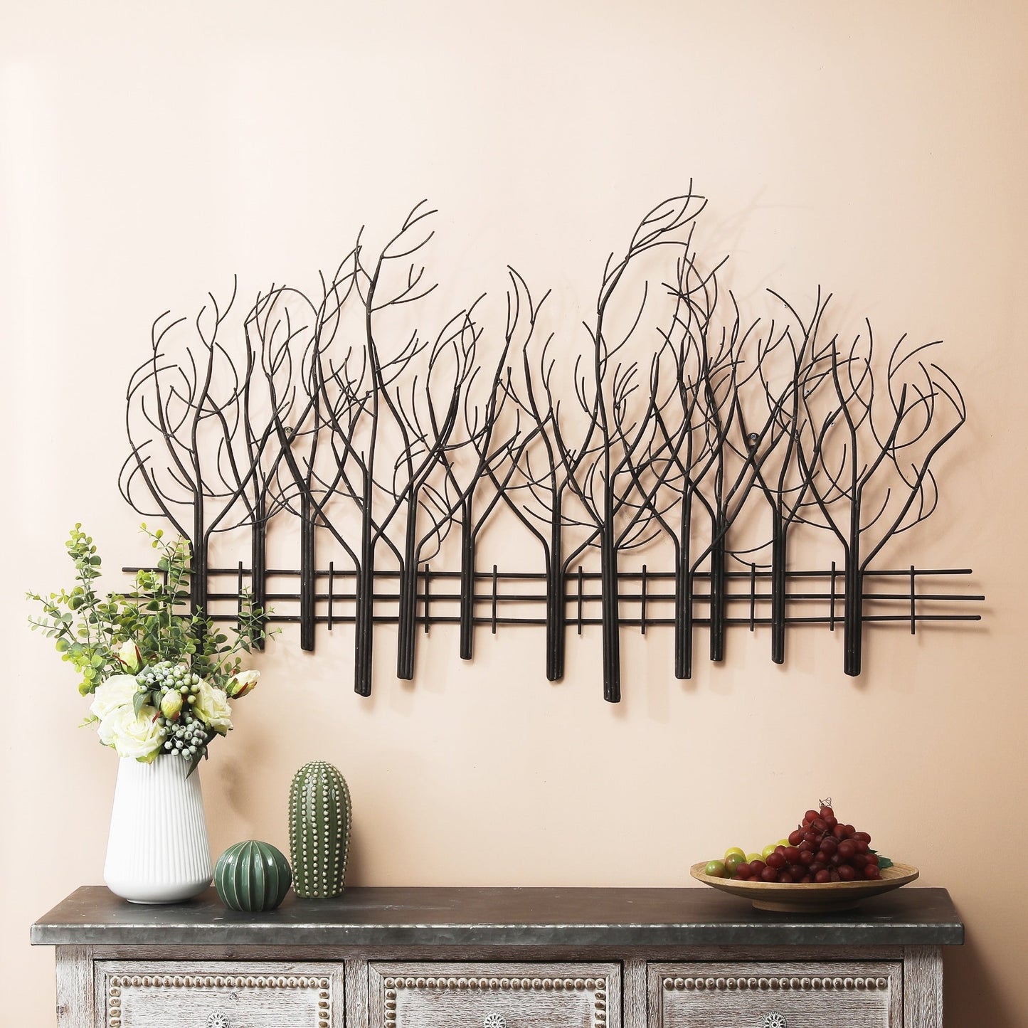 Décoration murale en métal noir représentant un champ d'arbres