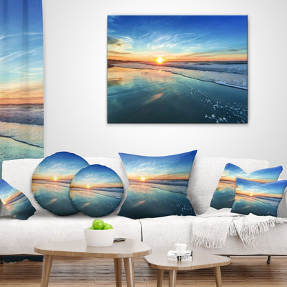 Côté de mer bleu avec coucher de soleil lointain - Tableau mural sur toile représentant un bord de mer