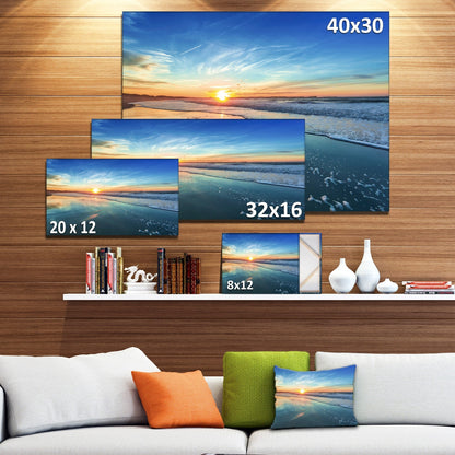 Côté de mer bleu avec coucher de soleil lointain - Tableau mural sur toile représentant un bord de mer