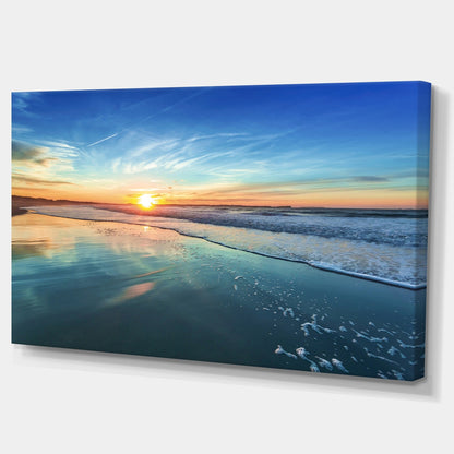 Côté de mer bleu avec coucher de soleil lointain - Tableau mural sur toile représentant un bord de mer