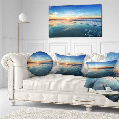 Côté de mer bleu avec coucher de soleil lointain - Tableau mural sur toile représentant un bord de mer