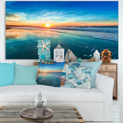 Côté de mer bleu avec coucher de soleil lointain - Tableau mural sur toile représentant un bord de mer