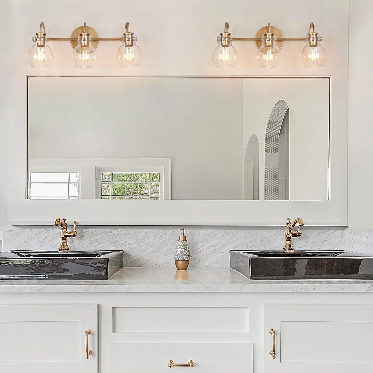 Applique murale de salle de bain à 3 lumières, style moderne, avec abat-jour en verre sphérique, couleur or.