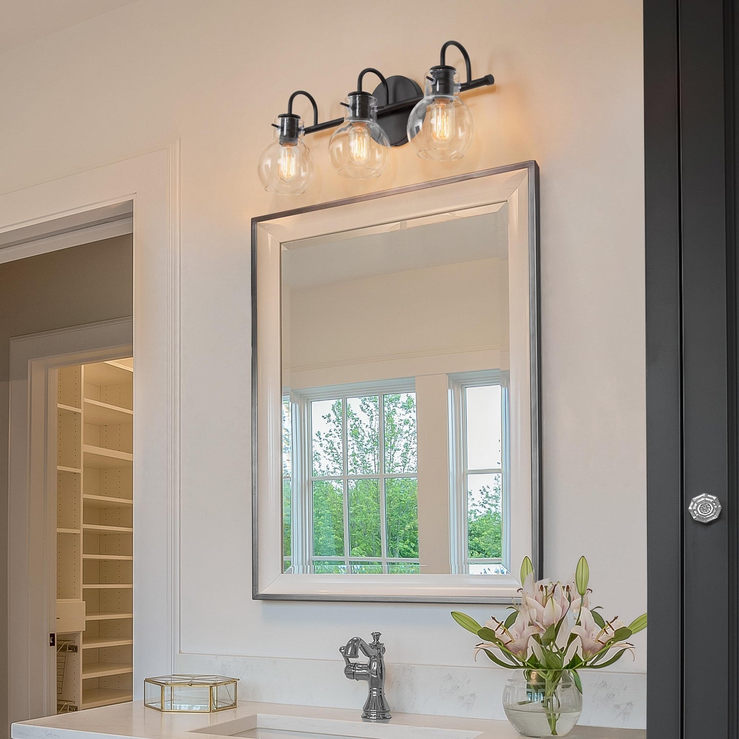 Applique murale de salle de bain à 3 lumières, style moderne, avec abat-jour en verre sphérique, couleur or.