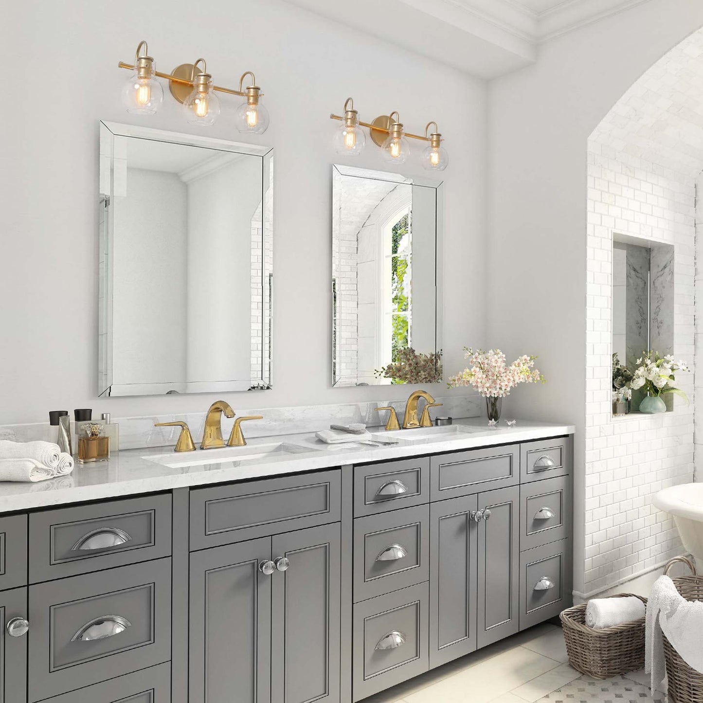 Applique murale de salle de bain à 3 lumières, style moderne, avec abat-jour en verre sphérique, couleur or.