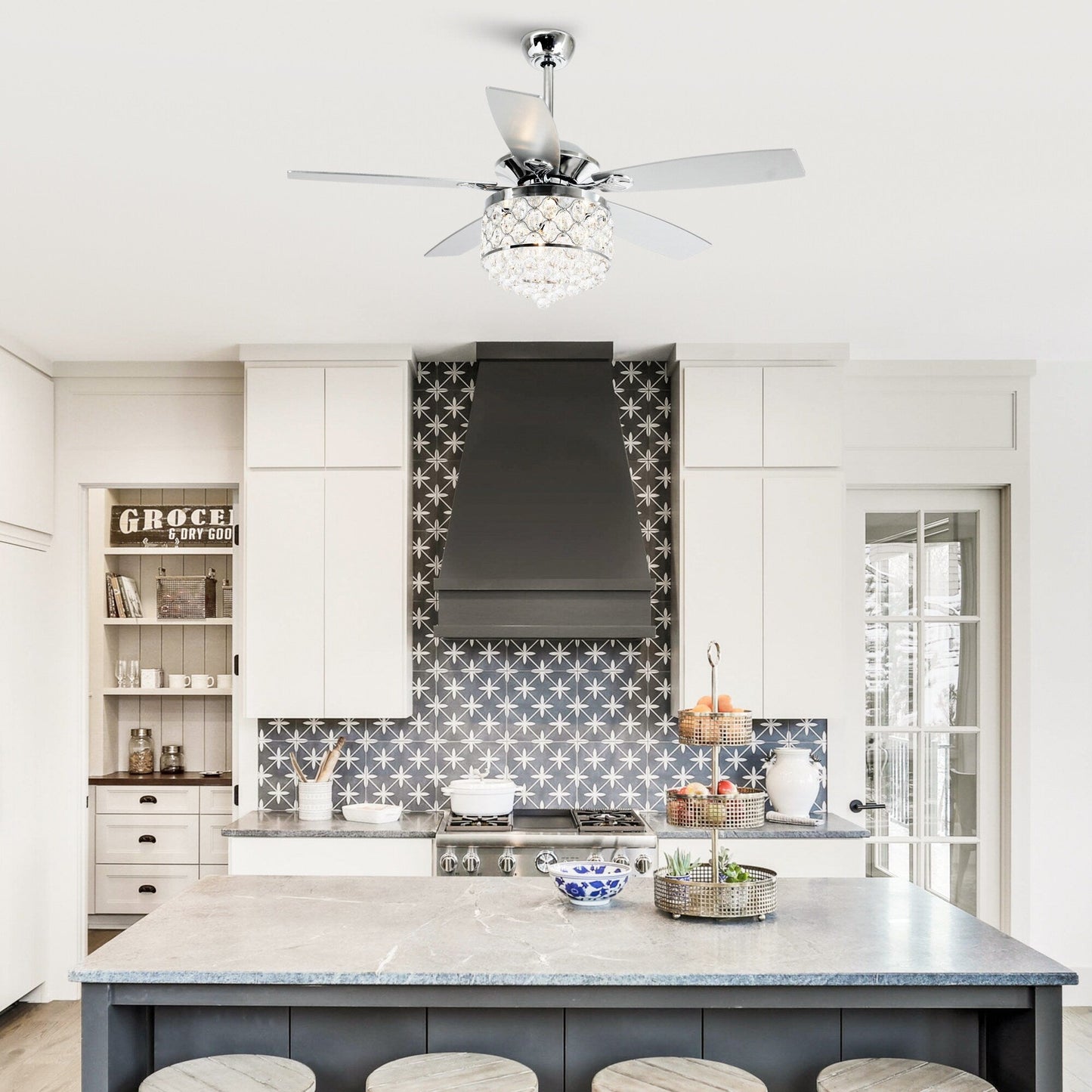 Luminaire suspendu/ventilateur de plafond à 4 lumières en chrome et cristal avec télécommande