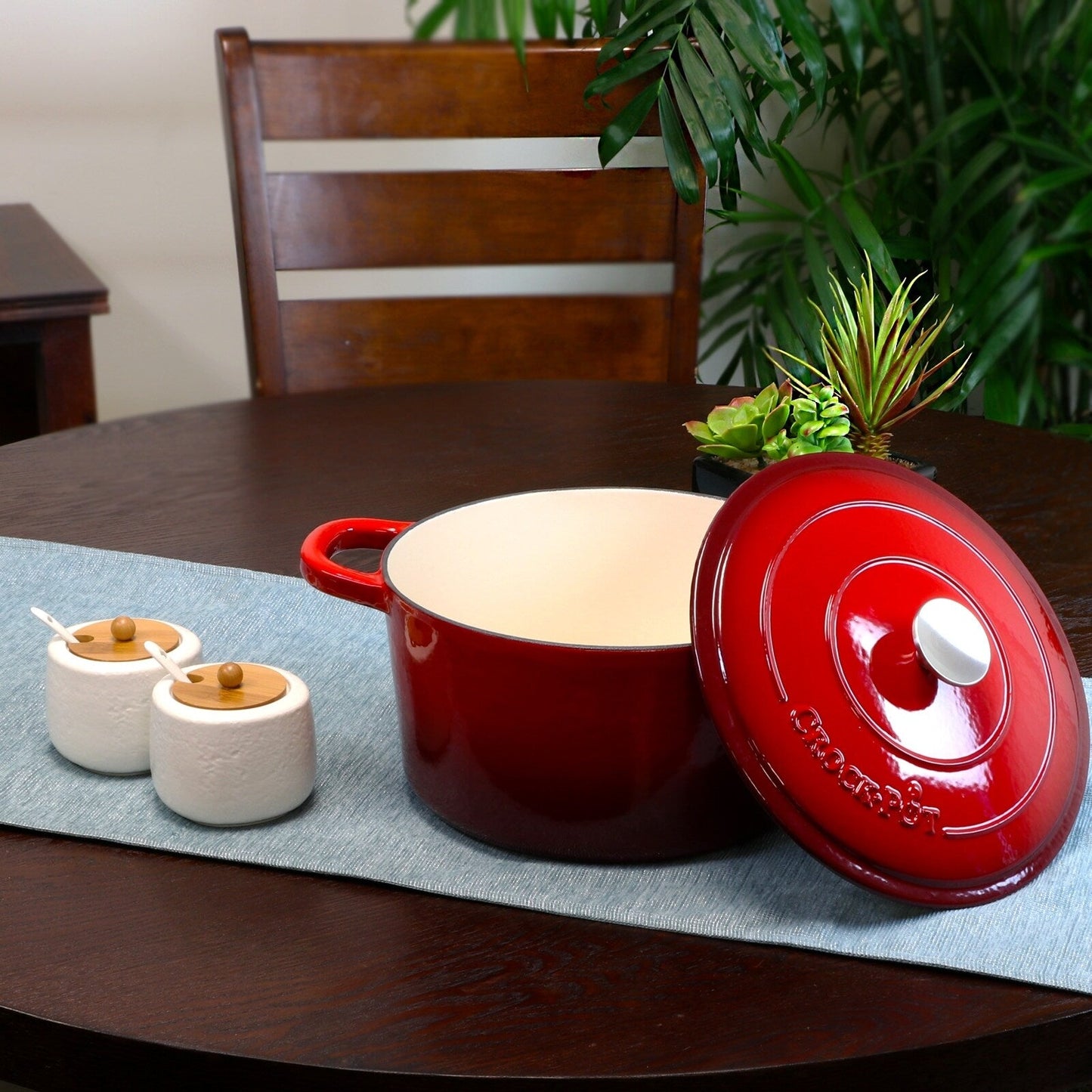 Poule à ragoût ronde en fonte de 7 quarts avec deux poignées, couleur rouge poivré, de la marque Craftsman.