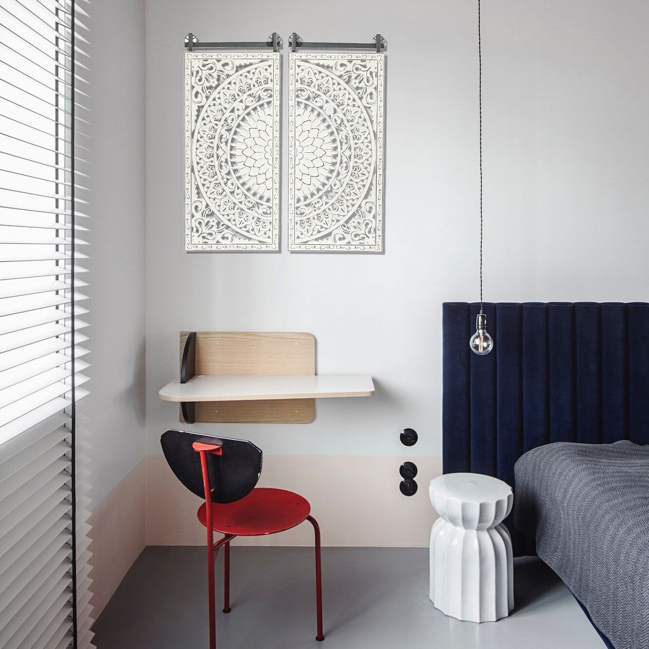 Décoration murale en bois blanc ivoire vieilli avec accents noirs (lot de 2)