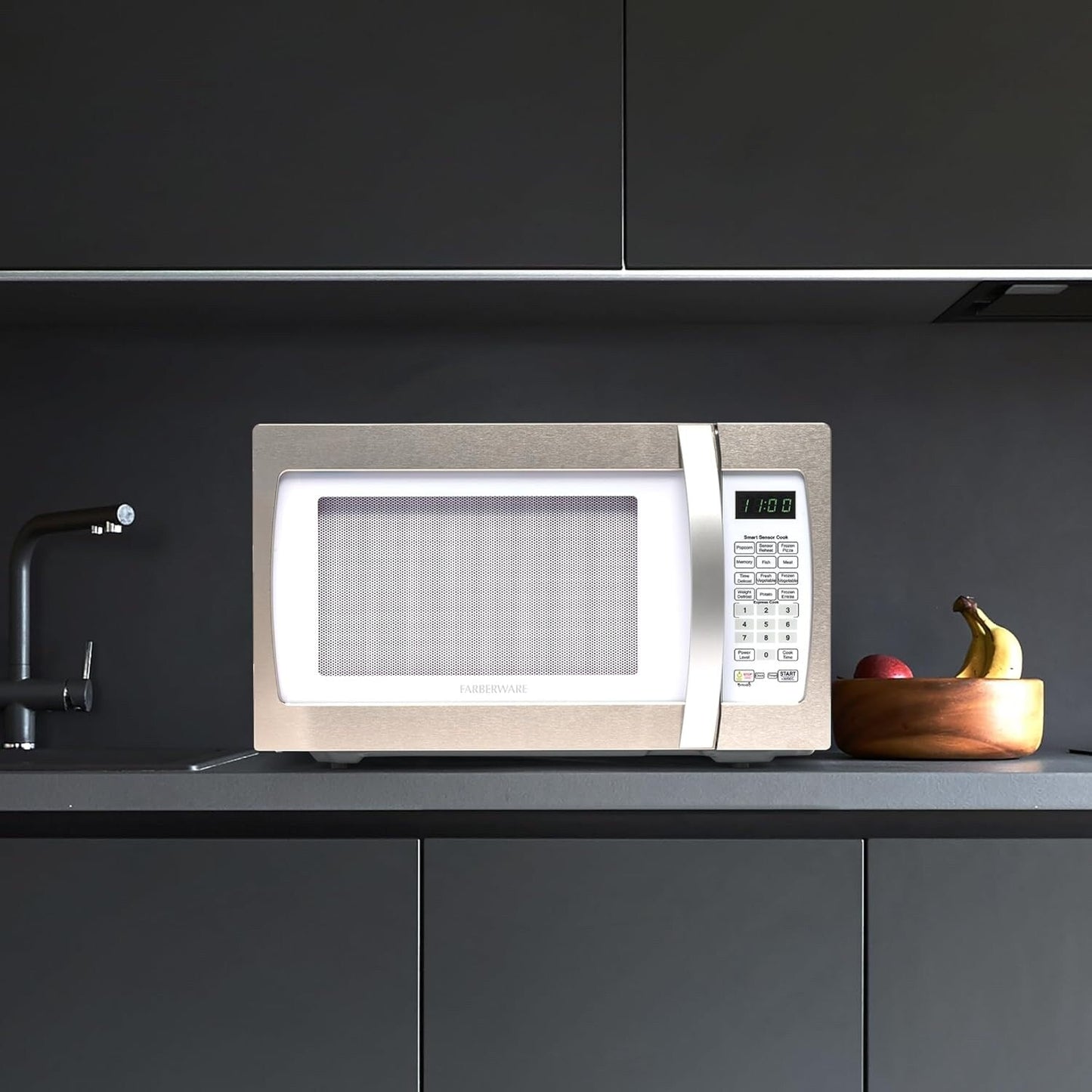 Four à micro-ondes Farberware Professional de 1,3 pi³ et de 1100 watts avec fonction de cuisson intelligente à détecteur, blanc et platine