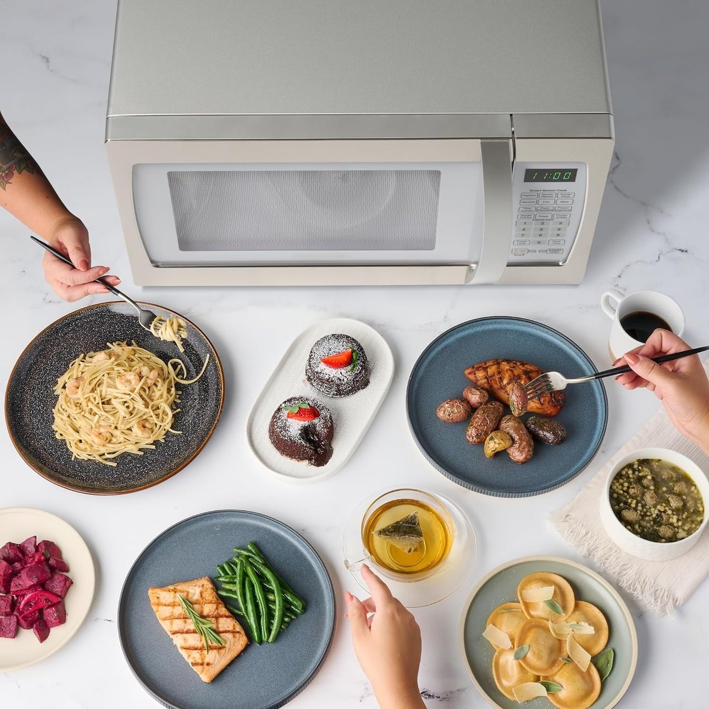 Four à micro-ondes Farberware Professional de 1,3 pi³ et de 1100 watts avec fonction de cuisson intelligente à détecteur, blanc et platine