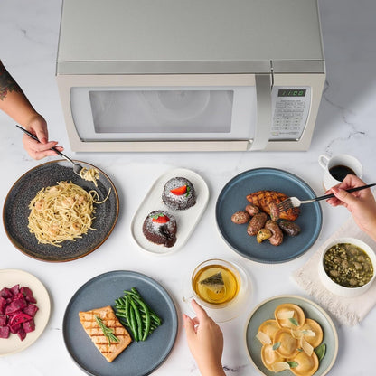 Four à micro-ondes Farberware Professional de 1,3 pi³ et de 1100 watts avec fonction de cuisson intelligente à détecteur, blanc et platine