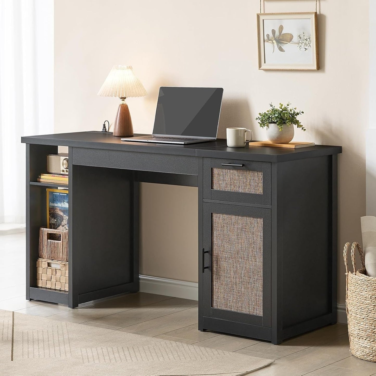 Bureau de direction style farmhouse, bureau de travail à domicile, avec tiroir à dossiers, support pour écran et prise de courant.