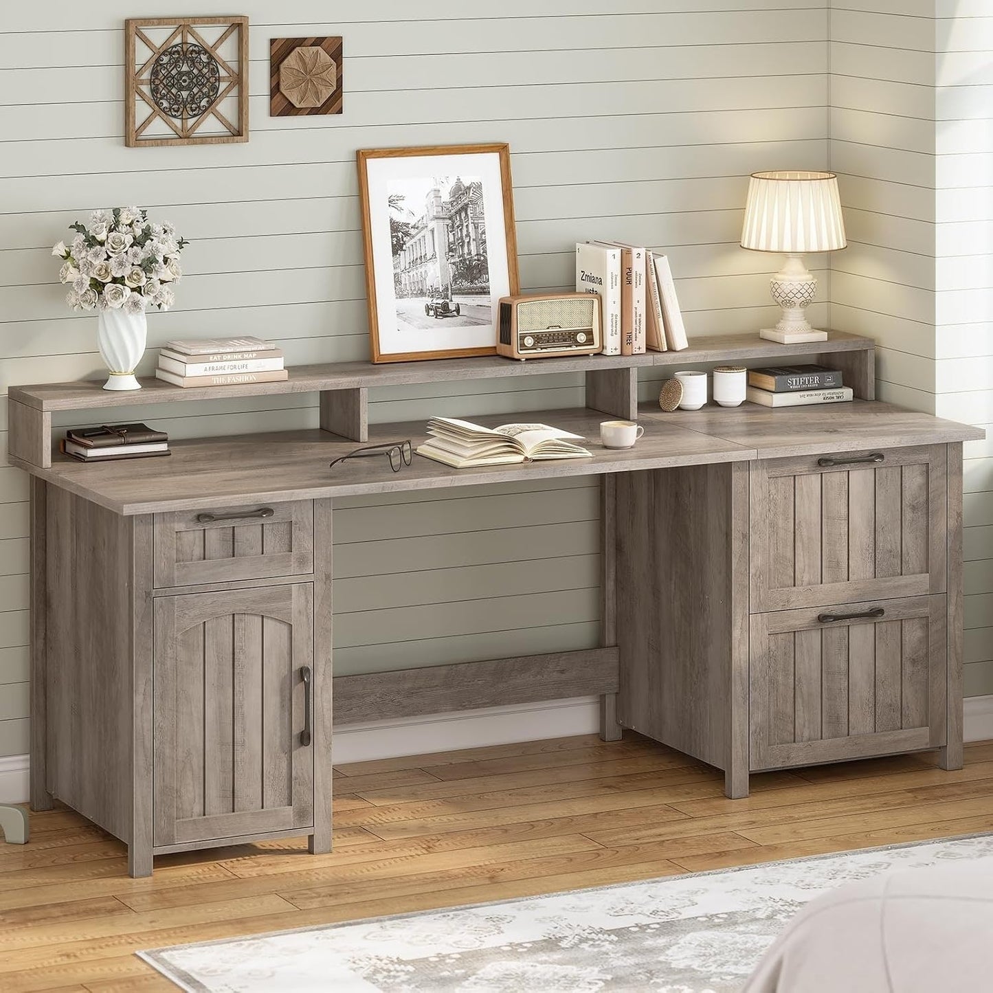 Bureau de direction style farmhouse, bureau de travail à domicile, avec tiroir à dossiers, support pour écran et prise de courant.