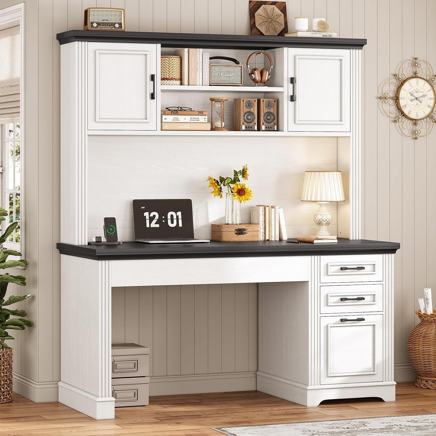 Bureau de direction style farmhouse, bureau de travail à domicile, avec tiroir à dossiers, support pour écran et prise de courant.