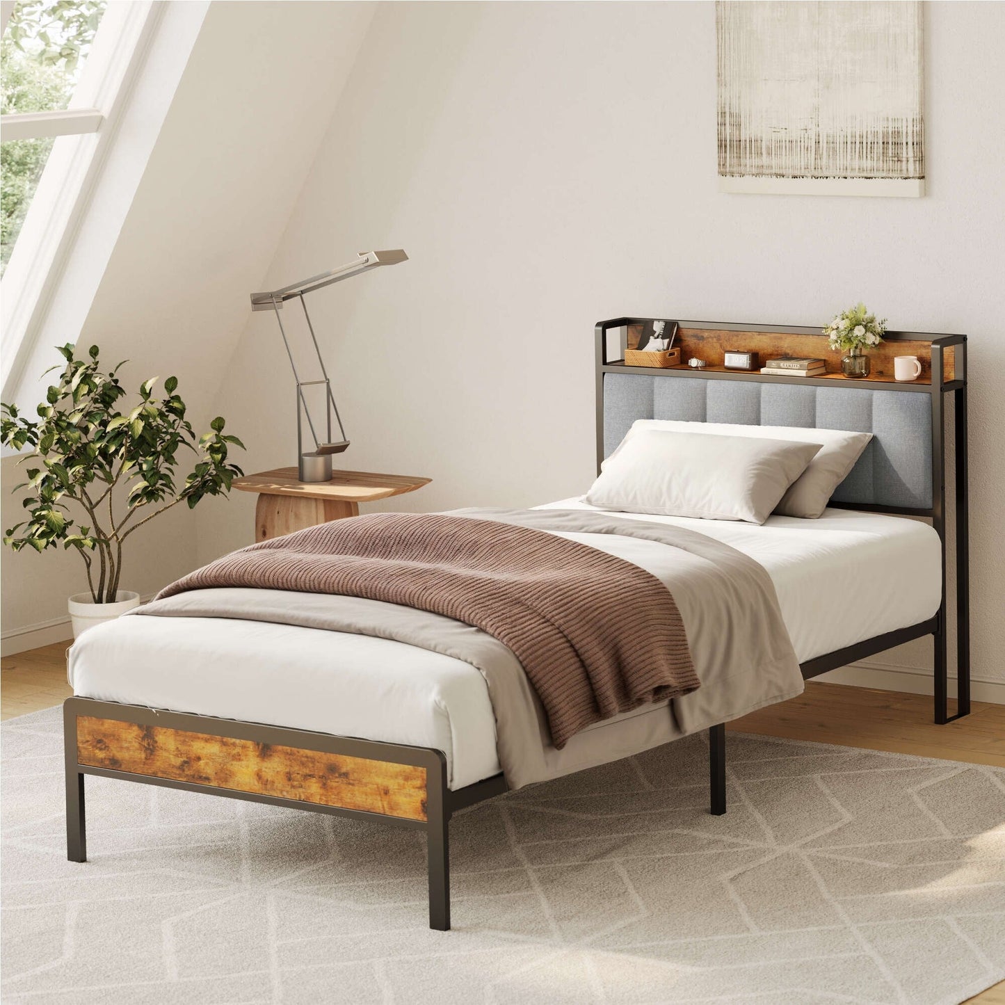 Cadre de lit à plateforme en métal avec tête de lit rembourrée et rangement, disponible en tailles Twin / Double / Queen / King.