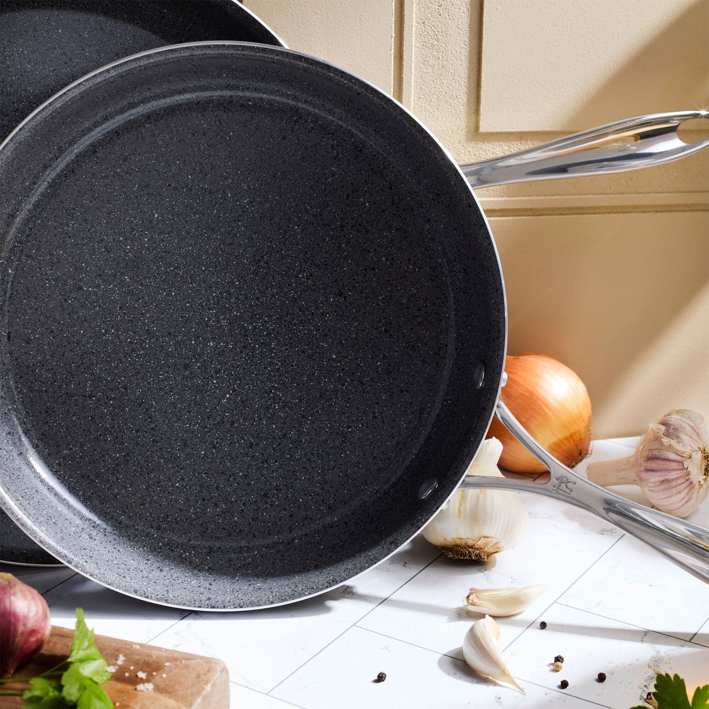 Ensemble de casseroles et poêles Henckels Capri en céramique, 11 pièces, en aluminium avec revêtement antiadhésif en céramique - Gris