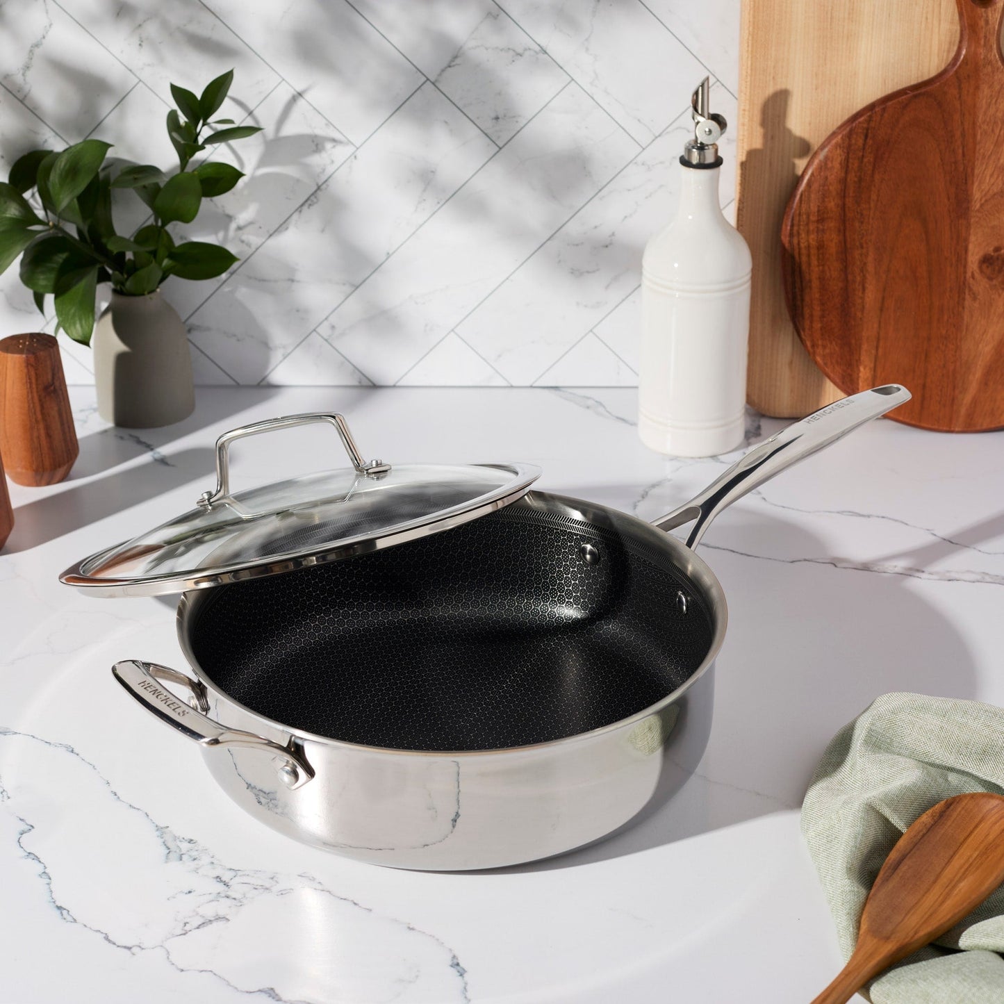 Poêle à frire Henckels Paradigm en acier inoxydable de 4 quarts avec couvercle et aide-poignée