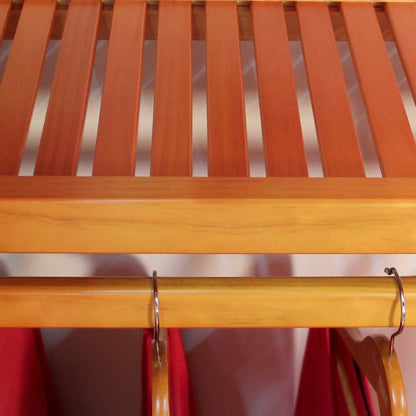 Système de rangement à armoire intégrée en bois massif Simplicity de John Louis Home, couleur érable miel