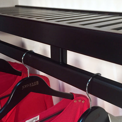 Système de rangement à l'intérieur d'un placard en bois massif John Louis Home, modèle Simplicity, couleur espresso.