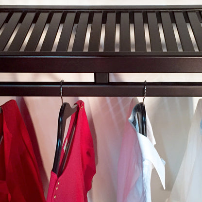 Système de rangement à l'intérieur d'un placard en bois massif John Louis Home, modèle Simplicity, couleur espresso.