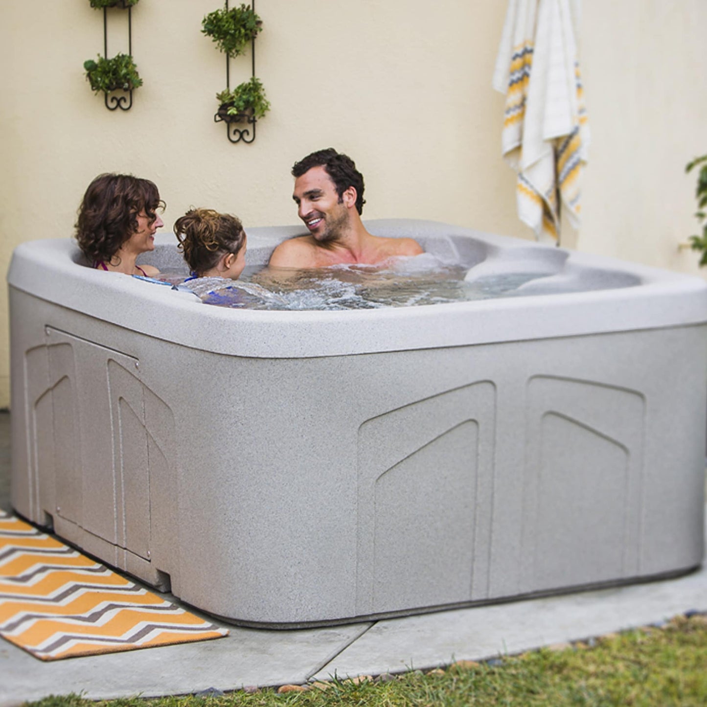 Spa Lifesmart LS100DX pour 4 personnes, 20 jets, 110V, prêt à l'emploi avec cascade.